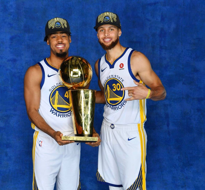 达成尤文生涯200场里程碑，洛卡特利获赠纪念球衣（洛卡特利迎来尤文生涯第200场，获赠纪念战袍）