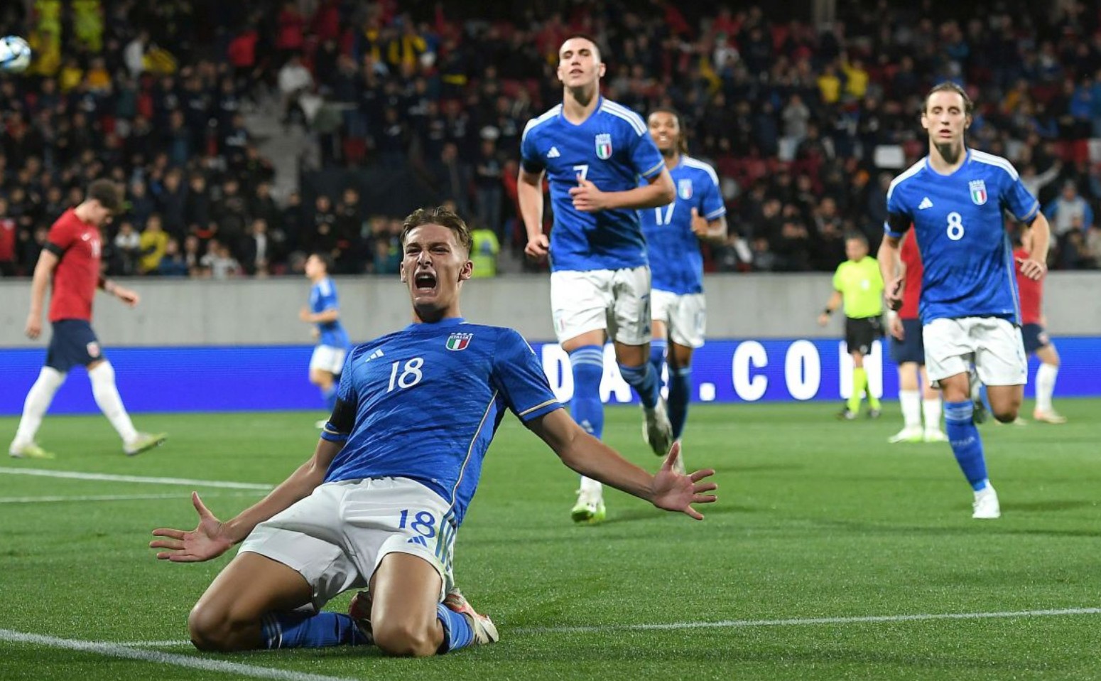 申花出征亚冠：六外援携手出战广岛，斯卢茨基誓言全力以赴（申花踏上亚冠征途：六外援合力挑战广岛，斯卢茨基承诺全力以赴）