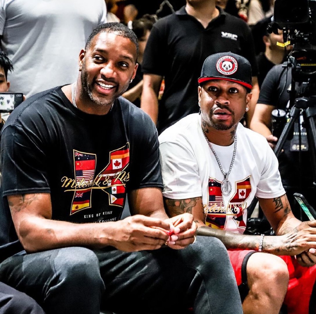 每体：拉菲尼亚今天回俱乐部康复训练，预计不会立即开始合练（每体：拉菲尼亚今日返队进行康复，短期内不参加合练）