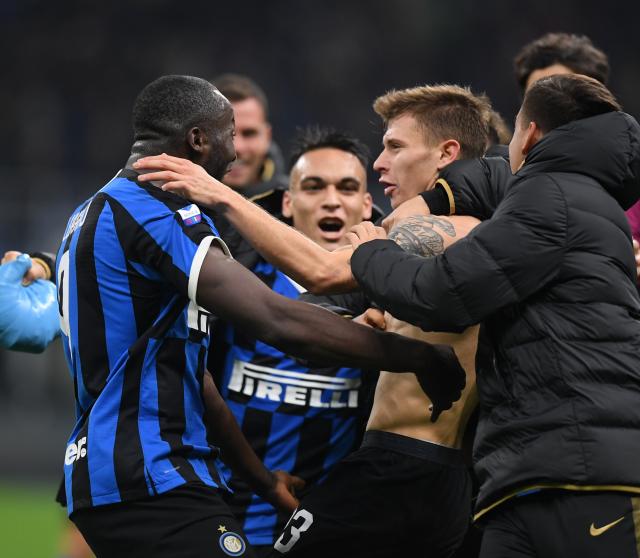 阿尔维斯再度现身宗教场合，拿起麦克风向信徒们传教（阿尔维斯再现宗教活动现场，手持麦克风向教众布道）