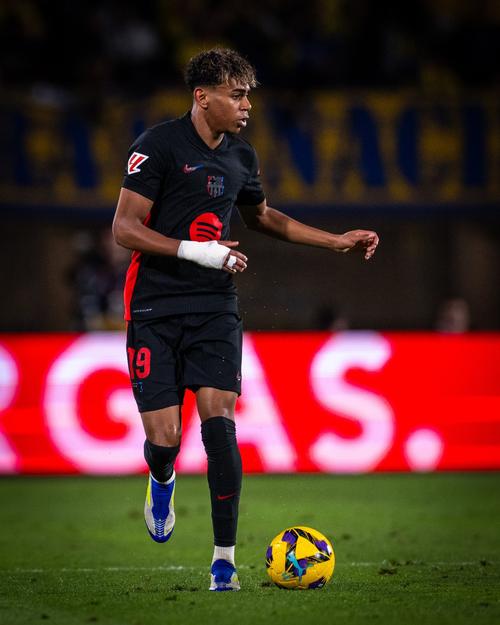 九人皇马主场输球，转播镜头拍到贝林辱骂四官：你XX的白痴（皇马仅剩9人主场失利，转播镜头疑捕捉贝林怒喷第四官员）